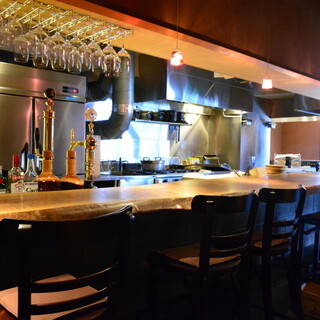 オープンキッチン！お客様の目の前で調理致します♪