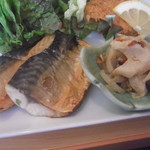 旬和食 おとぎ - 鯖の塩焼きと小鉢アップ