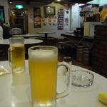 古都台南担々麺 - 生ビール（￥500）ごしに見る、店内。　※この後、次々に台湾コミニティーの皆さんが。。。