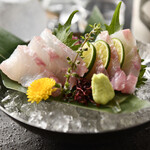 4 pieces of Kue sashimi