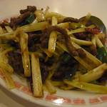 古都台南担々麺 - 「牛肉と黄ニラの炒め」（￥1100）：ほんのりスパイシーな醤油味で食べ易い。黄ニラがコリッ＆シコッ♪