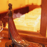 Restaurant ALADDIN - 飾られている骨董品はフランス修業時代にシェフが買い集めたもの