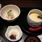 Kagurazaka - 牡丹の茶碗蒸し、小鉢はすし会席と同品