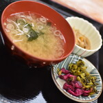つきじ 天竹 - 天丼（１，０２０円）付属の小鉢・漬物・味噌汁２０２０年７月