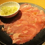 Yakiniku Kingu - きんぐ塩タン（ポーク）×3：“ねぎ塩の葱” をオーダーして、塩タンで巻いて頂きました。　　　　　2020.07.10