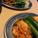 焼肉　戸板商店 - キムチの盛り合わせとナムルの盛り合わせ。ここのキムチはきゅうりがダントツ美味しい