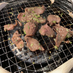 焼肉　戸板商店 - タン切り落としかなり美味しいですが、歯の弱い方はやめた方がいい