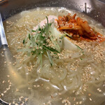 焼肉　戸板商店 - 冷麺。辛味という調味料が付いて来ました。辛いの好きな方頼んだ方がいい❗