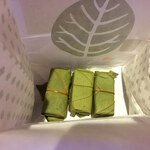 Kakinoha Zushi Honpo Tanaka - 柿の葉寿司が無造作に紙袋の中に…