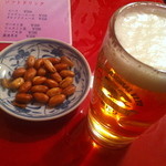 養生坊 - ビール3点セットのビールとお通しの揚げピーナッツ