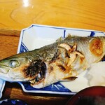 季節料理 すい舎 - 焼魚定食のイナダ丸焼き