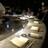 atelier 森本 XEX 鉄板 - 雰囲気のいい暗めな店内
