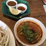 サイゴン2 - 混ぜ麺セットのスープと味変用調味料