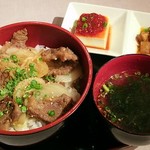 田中カルビ - 田中カルビ丼にＡセットのスープ＋小鉢２品を付けてもらいました
