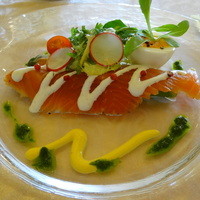 クイーン・アリス 横浜店 - 前菜：マグロとアボカドのカルパッチョ