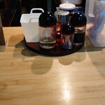 汁なし担々麺 ラーテル - カウンターの卓上