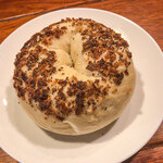 「オニオンBagel」（180円）。