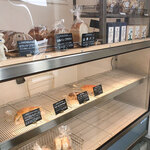 SANA - ショーケースでパンを買う。