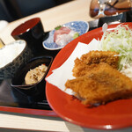 札幌駅北口酒場 めしと純米 - ホッケフライと刺身定食