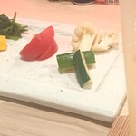 Kisetsu Ryouri To Jizake Yuu - 夏野菜おひたし→冷やした鰹出汁にジックリ漬け込んだ各種野菜はどれも食感よく旨い。ツルナの舌触りと食感好きだなぁ。酒のアテにピッタリなので毎年楽しみなシリーズ物。ついついオーダーしちゃいます。