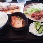 田島屋食堂 - 日替わり（ブリ照焼きと鳥唐）