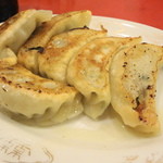 中華料理上海菜館 - 焼き餃子はお肉でプクプク
