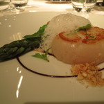 レフェルヴェソンス - 三年かけて出逢う～　北海道産帆立のポワレと泡立てたココナッツ香るジュ＆ライム、アスパラガスをさっと火入れ、甲殻類のカラメルとアニス風落花生、バジル1