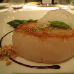 レフェルヴェソンス - 三年かけて出逢う～　北海道産帆立のポワレと泡立てたココナッツ香るジュ＆ライム、アスパラガスをさっと火入れ、甲殻類のカラメルとアニス風落花生、バジル2