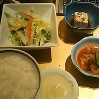游玄亭 西麻布本館 - 牛タン切落としランチ（サラダ、ご飯、キムチ、豆腐）