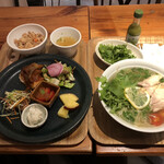 タニタカフェ - 一汁六菜健康プレート、和だしで仕上げた蒸し鶏と野菜のフォー(パクチー増量)