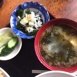 Shimodewa Uchiyamaya - ワカメのおひたし、お新香、お味噌汁
