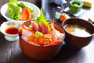 h Shikikan Saitou - ●季節の鮮魚　海鮮丼ランチ　1,550円●（内容：季節の前菜・季節の鮮魚海鮮丼・サラダ・味噌汁）