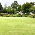 ​冬のRK GARDEN - お店近くのオープンガーデンの広い芝生