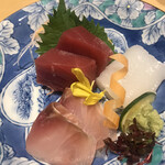 YAMAGATA DINING 山形酒菜一 - お刺身盛り合わせ１２８０円。本鮪赤身、白烏賊、伊佐木。どの品も質は良く、とても美味しかったです（╹◡╹）
が、量とお値段が。。。