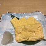 YAMAGATA DINING 山形酒菜一 - 出汁巻き玉子８７０円。とても美味しい出汁巻き玉子です（╹◡╹）
が、量とお値段が。。。第六の味覚が良くありませんね。。真似してごめんなさいm(_ _)m