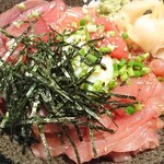 uohachiandokushihacchin - まぐろ漬丼  マグロたっぷり！（中央は温泉卵）