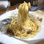 パスタバル スプーニャ - ＊オイルベースのパスタは薄味に感じることがあるのですが、こちらの品は「パンチェッタ」がたっぷり入り その塩気と軽いピリ辛感、少し濃いめのお味付けの塩梅が丁度いい。 お味付けがしっかりしているので「スライス玉葱」も美味しく頂けました。