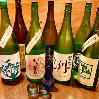 日本酒をはじめとした豊富なドリンク。飲み放題付きコースも