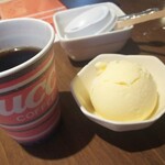 鉄板焼お好み焼 花子 - レディースランチ おまけのアイスとアイスコーヒー。アイスが結構大きくてちゃんとしててびっくり。アイススプーンなのも嬉しいです。