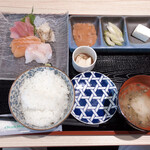 Sapporo Eki Kitaguchi Sakaba Meshi To Junmai - 刺身定食