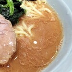 横浜ラーメン 渡来武 - 少しザラついてるけど雑味のないスープ。