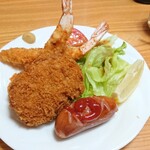 瀧の家 - ホワイトボードメニュー 430円 エビ×2、コロッケ、ウインナー