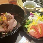 Yakiniku Uesuto - ローストビーフ丼＋スープとサラダ 970円