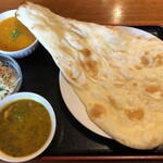 タラキッチン - 2種カレーセット（ダール + マッシュルーム ほうれん草）（ナン）（カレー大盛り）