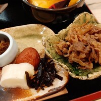 北新地 君しま - 右は生姜を効かせた甘辛い牛のしぐれ煮、左は4種類も揃ったおにぎりのお供、風味良いちりめん山椒や昆布の佃煮、甘口の大根漬けや大粒梅干しなど