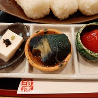 北新地 君しま - 小鉢も1品ずつ凝った仕上がり、生ごまを使うもっちり濃厚ごま豆腐やジューシーな茄子のオランダ煮、甘い果汁が溢れるミニトマトの白ワイン煮