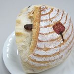 天然酵母・パン工房 みなみ風 - 桜の花びらの塩漬けがきれいです