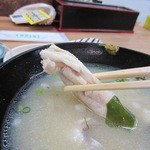 海鮮丼屋 ふじけん - 味噌汁は添えられた柚子胡椒でいただきましたがアサリ以外も骨付きの魚のアラがたっぷり・