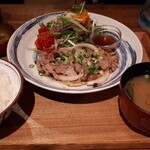 Umi To Daichi No Megumidokoro Ajisuke - 豚肉とキノコのバター酒盗炒め定食