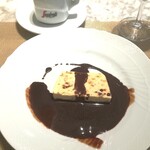 La Brianza - プラリネのセミフレッドチョコレートソース。チョコレートソースたっぷり♡ひんやりアーモンドの歯触りもいいわ～　コーヒーと合う合う(≧▽≦)